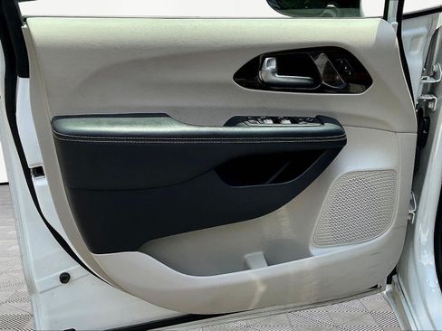 Used 2023 Chrysler Pacifica Limited FWD image 21