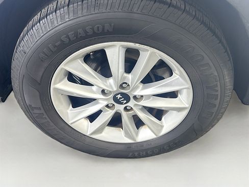 Used 2019 Kia Sorento L image 11