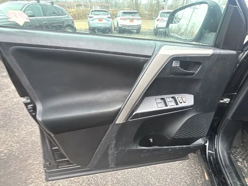 Used 2018 Toyota RAV4 LE image 10