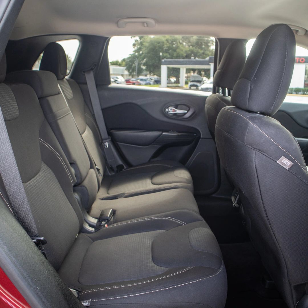 Used 2016 Jeep Cherokee Latitude FWD image 16