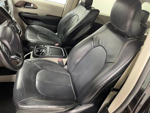 Used 2017 Chrysler Pacifica Touring-L Plus w/ Uconnect Theatre Group FWD image 15