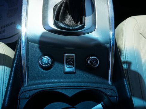 Used 2010 INFINITI G37 Convertible w/ Premium Pkg RWD image 9
