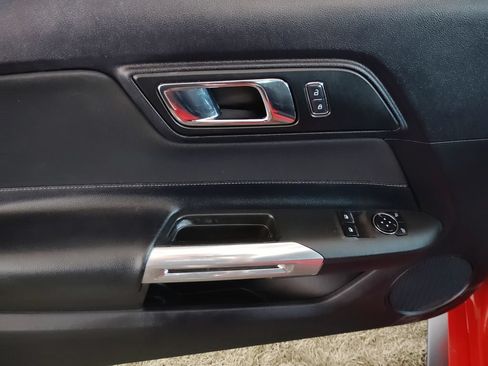 Used 2017 Ford Mustang Coupe RWD image 18