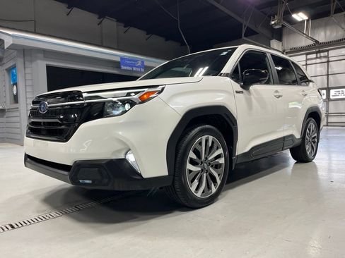 Certified 2025 Subaru Forester Touring AWD/4WD image 4