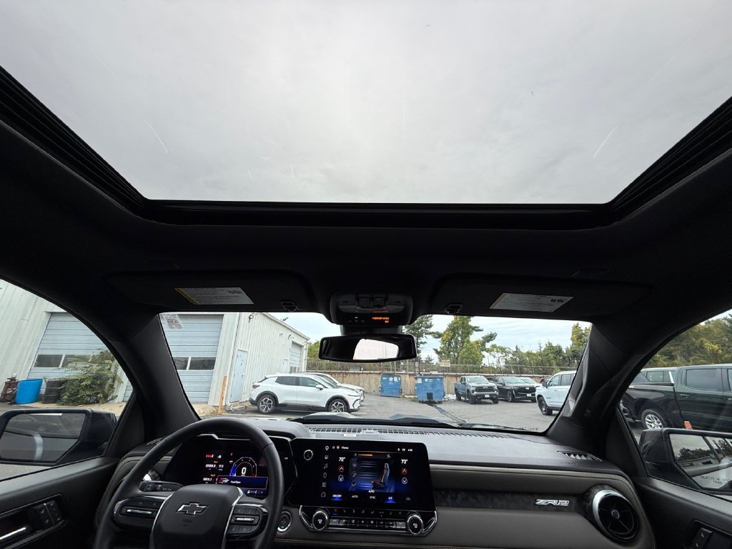 Used 2026 Chevrolet Colorado ZR2 w/ Technology Package AWD/4WD image 25