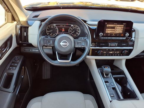 Used 2024 Nissan Pathfinder SV image 14