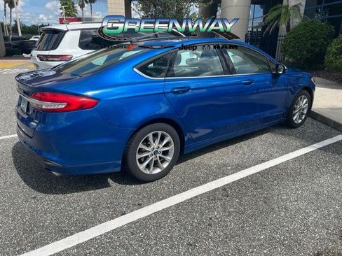 Used 2017 Ford Fusion SE w/ Fusion SE Technology Package FWD image 4
