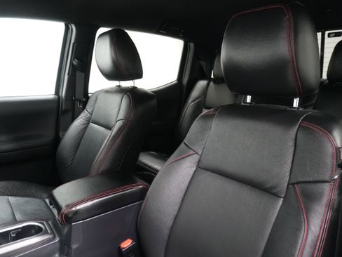 Used 2022 Toyota Tacoma TRD Off-Road image 11