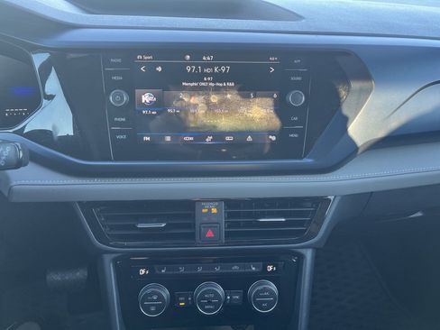 Used 2024 Volkswagen Taos SE image 11