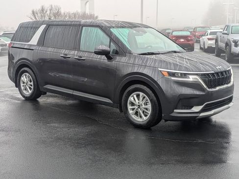 Used 2023 Kia Carnival LX image 2