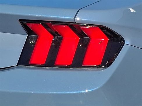 Used 2024 Ford Mustang Coupe image 9