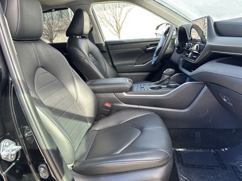 Certified 2024 Toyota Highlander XLE image 34