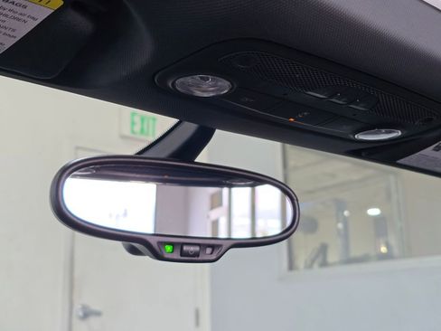 Used 2011 Audi R8 V8 w/ Convenience Pkg image 17