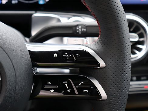 Certified 2025 Mercedes-Benz GLB 250 4MATIC image 35