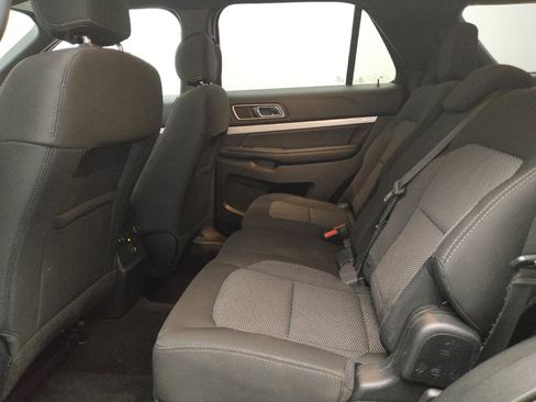 Used 2017 Ford Explorer XLT image 18