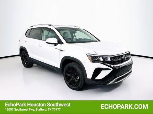 Used 2024 Volkswagen Taos SE image 1