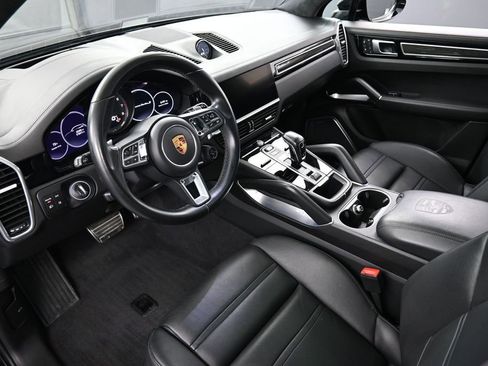 Certified 2022 Porsche Cayenne Turbo S AWD/4WD image 4