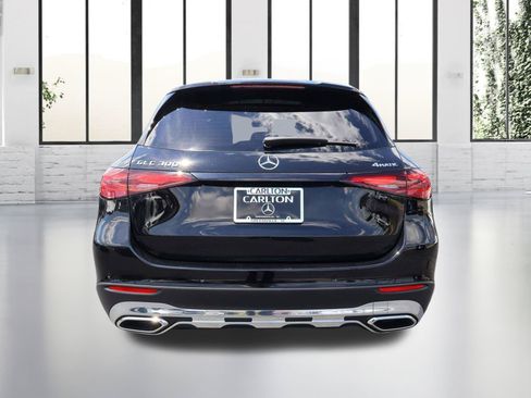 Used 2025 Mercedes-Benz GLC 300 4MATIC w/ Driver Assistance Package image 4