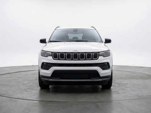 Used 2025 Jeep Compass Latitude AWD/4WD image 2