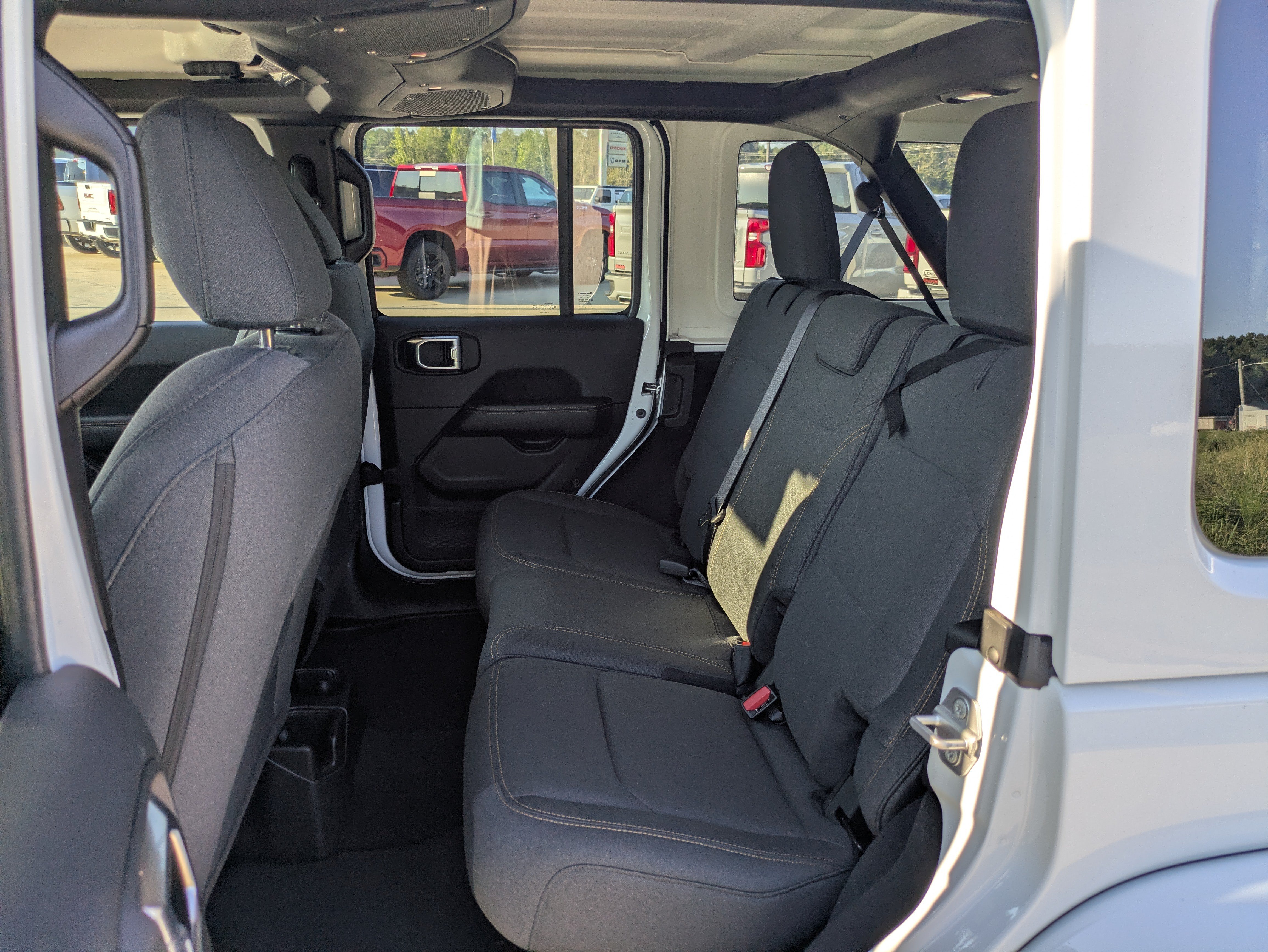 Used 2026 Jeep Wrangler Unlimited Sahara AWD/4WD image 6