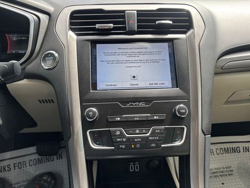 Used 2019 Ford Fusion SE FWD image 29