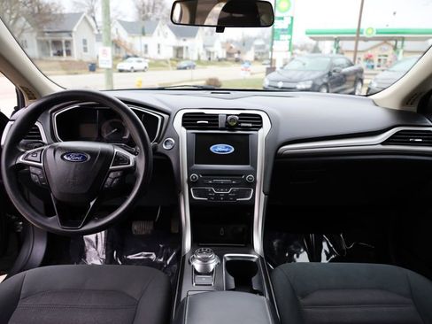 Used 2017 Ford Fusion SE w/ Fusion SE Technology Package image 19