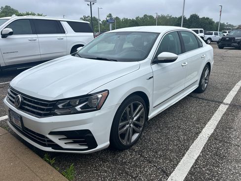 Used 2017 Volkswagen Passat 1.8T R-Line FWD image 1
