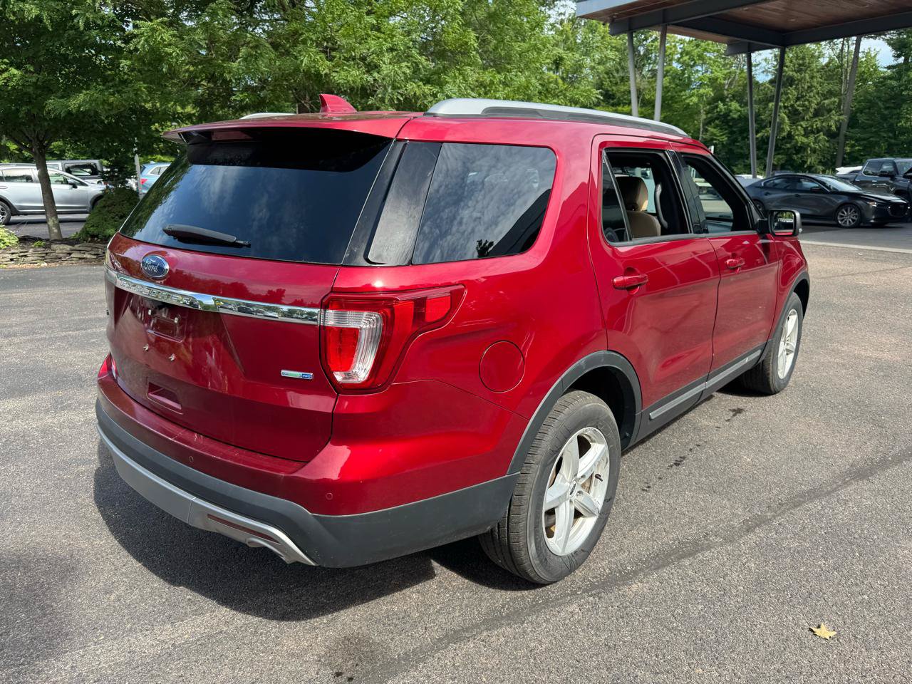 Used 2017 Ford Explorer XLT w/ Equipment Group 202A AWD/4WD image 5