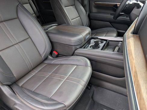 Used 2025 Chevrolet Tahoe High Country AWD/4WD image 24