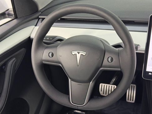 Used 2023 Tesla Model Y Performance image 18