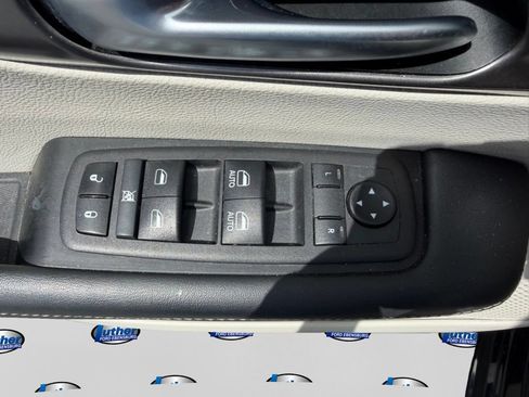 Used 2024 Chrysler Pacifica Touring-L FWD image 21