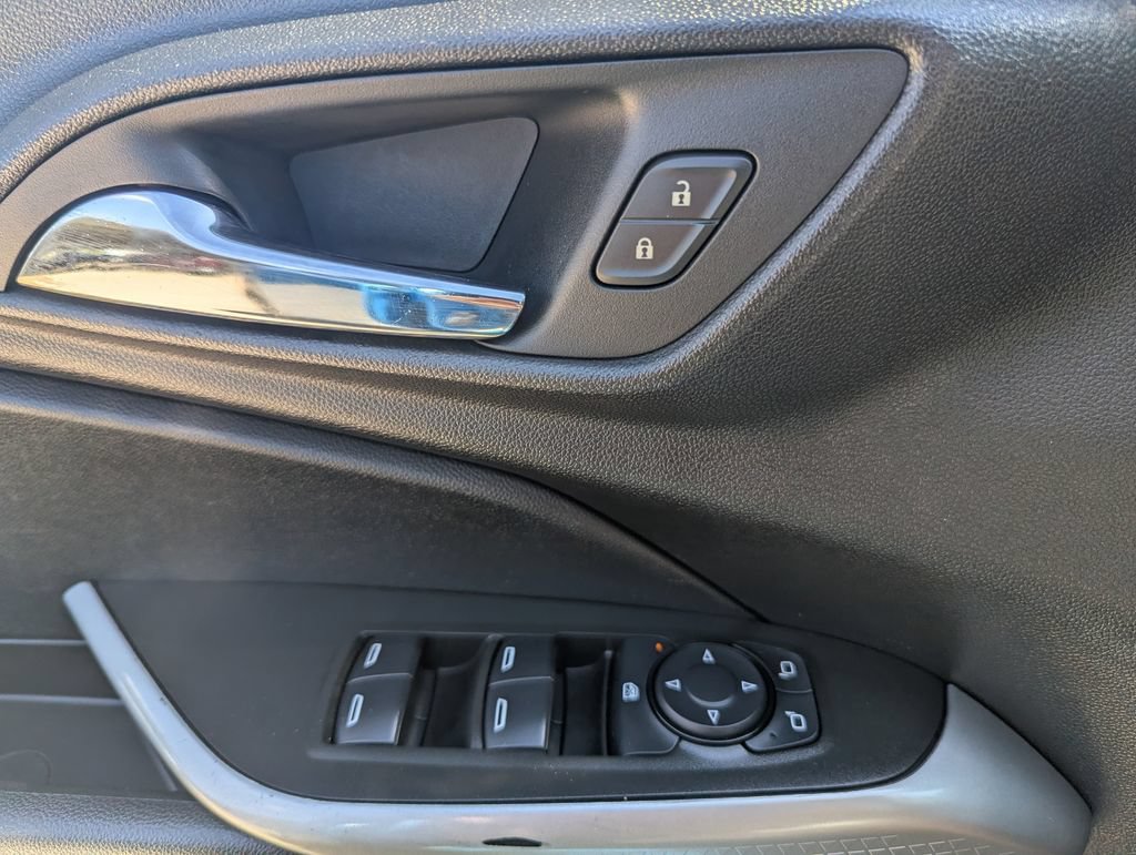 Used 2025 Chevrolet Trax RS FWD image 14