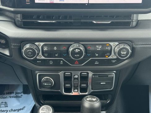 Used 2025 Jeep Wrangler Unlimited Sahara AWD/4WD image 36