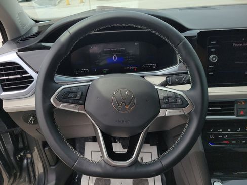 Certified 2025 Volkswagen Taos SE FWD image 34