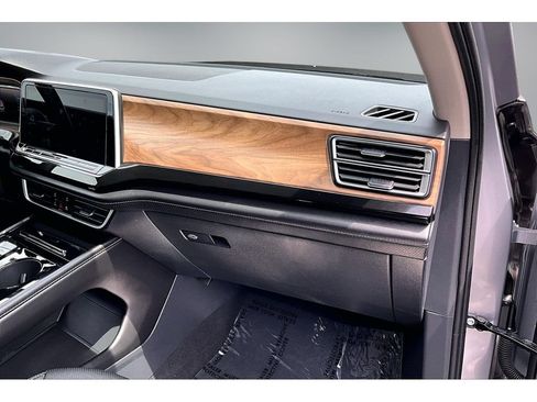 Used 2025 Volkswagen Atlas SE AWD/4WD image 23