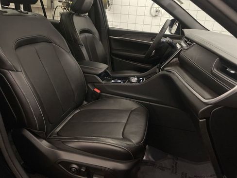 Used 2024 Jeep Grand Cherokee Limited w/ Luxury Tech Group II image 21