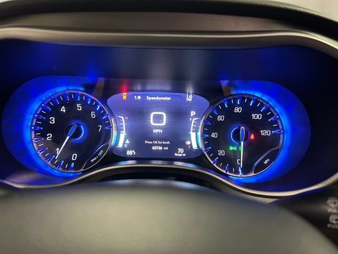 Used 2023 Chrysler Pacifica Touring-L FWD image 16
