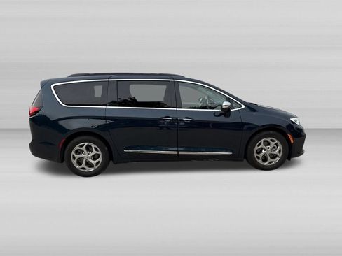 Used 2022 Chrysler Pacifica Limited w/ Uconnect Theater Family Group FWD image 4