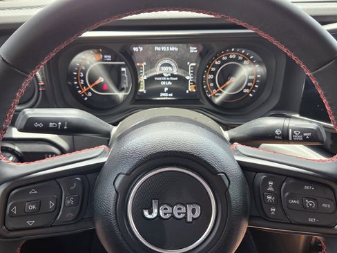 Used 2024 Jeep Wrangler Unlimited Rubicon AWD/4WD image 18