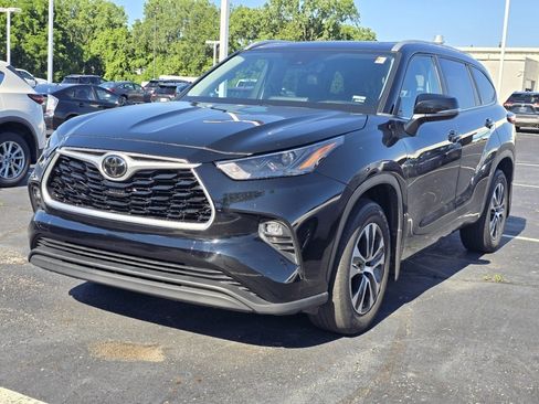 Used 2023 Toyota Highlander XLE AWD/4WD image 3