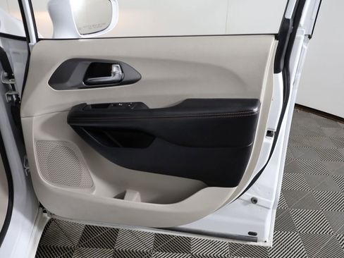 Used 2020 Chrysler Pacifica Touring-L FWD image 22