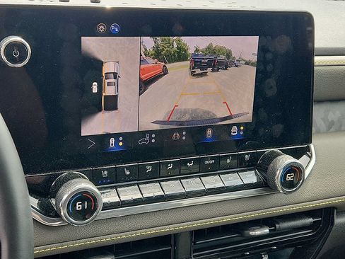 Used 2025 Chevrolet Colorado ZR2 w/ Technology Package AWD/4WD image 18