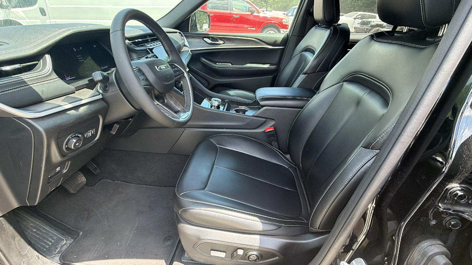 Used 2025 Jeep Grand Cherokee Limited w/ Black Appearance Package AWD/4WD image 16