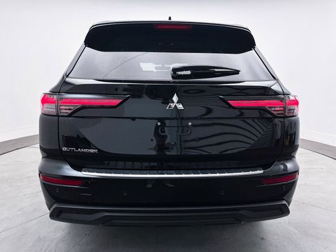 New 2025 Mitsubishi Outlander ES image 6