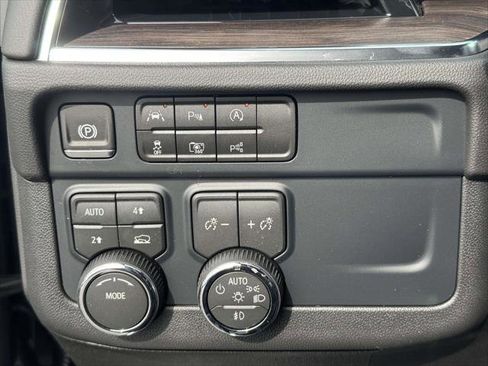 New 2026 Chevrolet Suburban LT image 17