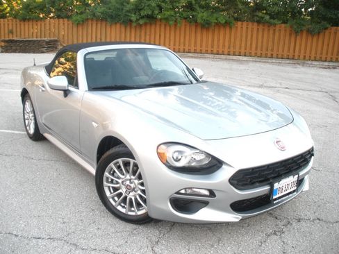 Used 2018 FIAT 124 Spider Classica w/ Technology & Siriusxm Group image 2