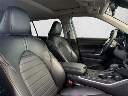 Used 2022 Toyota Highlander XLE FWD image 28