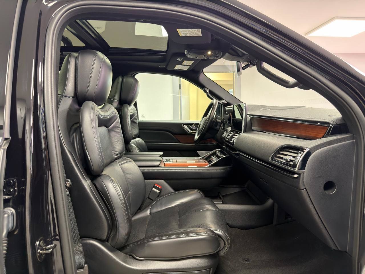 Used 2020 Lincoln Navigator Reserve w/ Luxury Package AWD/4WD image 10