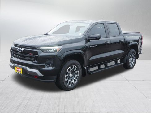 Used 2025 Chevrolet Colorado Z71 w/ Technology Package AWD/4WD image 3