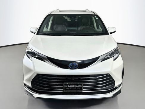 Used 2021 Toyota Sienna Platinum FWD image 2